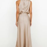 Tyra | Elegantti iltapuku, jossa on halterneck