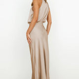 Tyra | Elegantti iltapuku, jossa on halterneck