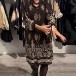 Tuotekuva – Ilse – Vintage-henkinen mekko nappiyksityiskohdilla