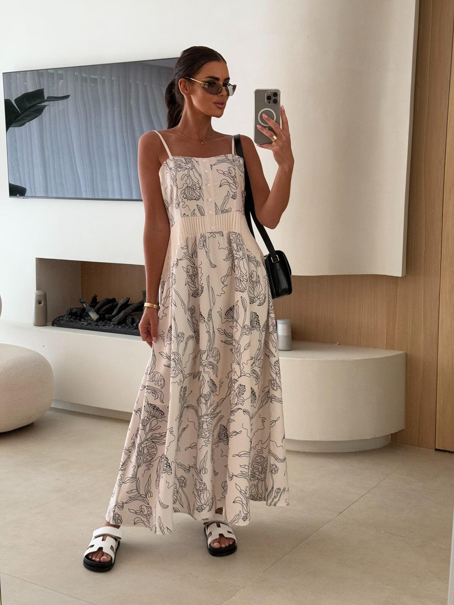 Tuotekuva – Claudie – Tyylikäs midimekko