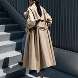 Tuotekuva – Väljä trenssitakki vyöllä
